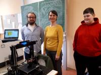 Dr. Birgit Schmitz &uuml;bergibt den 3D-Drucker